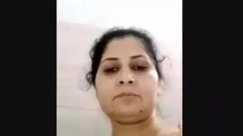 Desi Married Wife Flaunting Her Sexy Pussy - An Exotic Experience!