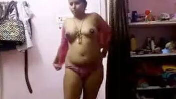 Hot and Sexy Desi Bhabhi Changing Clothes - Enjoy the Exotic View!