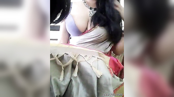 Hot Bhabhi Bending Show Hot Deep Cleavage In Saree Kya Mast Boobs Ha - Indian Porn Tube Video