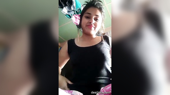 Desi Beauty: Hot Babe Showing Off Her Sexy Boobs!