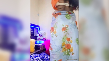 Sexy Geetha Bhabhi Live Showing And Self Squeezing Her Boobs - Indian Porn Tube Video
