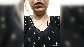 Desi Bhabhi Flaunting Her Sexy Boobs - The Ultimate Desi Sex Experience!