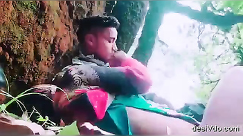 Experience Wild Desi Sex with a Bhabhi Blowjob and Fucking!