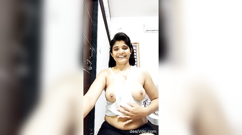 Desi Beauty: Live Nude Show with Sexy Indian Babe
