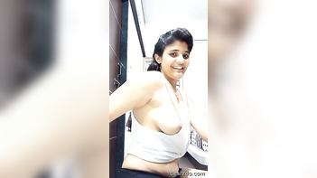 Desi Beauty: Live Nude Show with Sexy Indian Babe