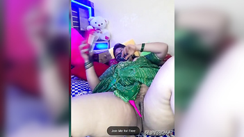 Geetha's Naughty Stripchat Show: Hot Indian Housewife Flashes Her Nude Pussy!