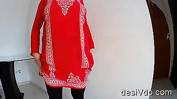 Yamuna Aunty's Big Boobs Go Viral in Home-Made Desi Sex MMS!