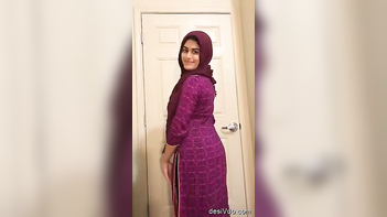Karachi Girlfriend Gets Naughty For Her Desi Boyfriend: Hot Desi Sex!