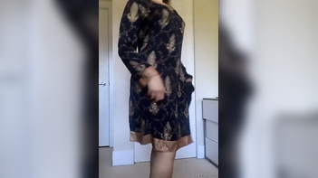 Desi Delhi Girl Flaunting Her Sexy Curves - A Must-See!