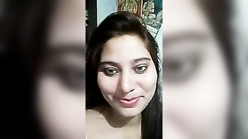 Stunning Desi Beauty Flaunting Her Voluptuous Assets!