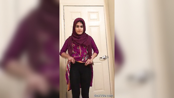 Desi Babe Flaunting Her Assets: Sexy Indian Girl Showing Her Boobs