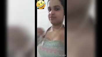 Desi Beauty: Watch a Hot Girl Show Off for Her BF!