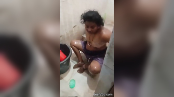 Scorching Hot Indian Desi Bhabhi Bathing - Get Ready For Some Sizzling Action!