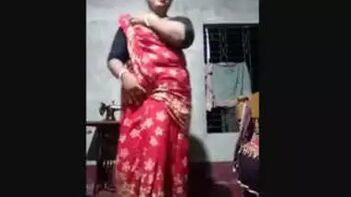 Unfulfilled Desi Boudi Sets Her Saree Free and Pleasures Herself