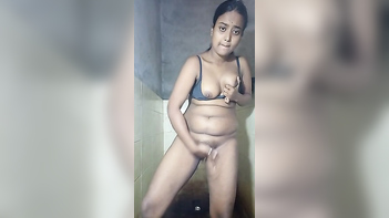 Hot Desi Girl Fingering Herself in Sensual MMS Video!