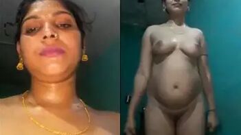 Desi Bhabhi Flaunts Her Sexy Selfie in Nude Mms!