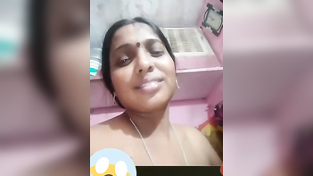 Sizzling Desi Sex: Bihari Housewife Pleasuring Herself with a Chapati Roller!