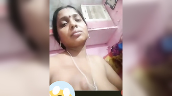Sizzling Desi Sex: Bihari Housewife Pleasuring Herself with a Chapati Roller!
