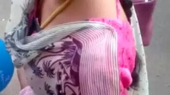 Sensuous Desi Married Girl Flaunts Her Busty Cleavage at Bus Stop!
