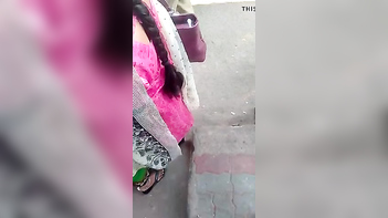 Sensuous Desi Married Girl Flaunts Her Busty Cleavage at Bus Stop!