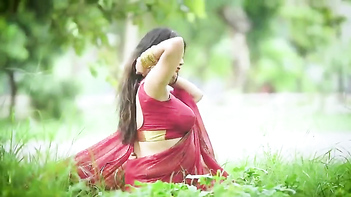 Bengali Boudi's Adorable Curves: Desi Sex Appeal at its Finest!