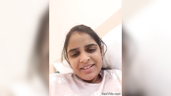 Desi Cutie With a Killer Smile Flaunts Her Sexy Body and Wild Side!
