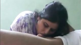 Bhopal aunty loves giving oral-job to husband