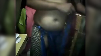 40yr old Thick Indian Aunty Plays on Webcam