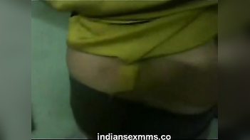 Large Boobs Indian Aunty Meenu Nude Possing her Big Boobs & Butt Mms