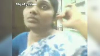 Hawt Aouthindian TAMIL AUNTYs Boobs Show in mobile Shop
