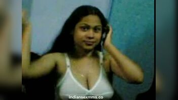 Nude Desi Indian Bhabhi Possing her Boobs & Gazoo To her Paramour Mms