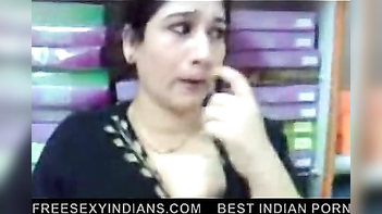 Desi Aunty Fooling Around With Her Lover In The Shop