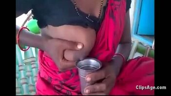 Chennai Mambalam aunty milking her own boobs hot clip