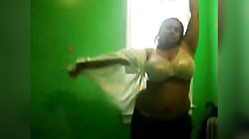 Hot Mumbai Aunty Nude Removing her Garments Possing her Boobs & Chut Mms