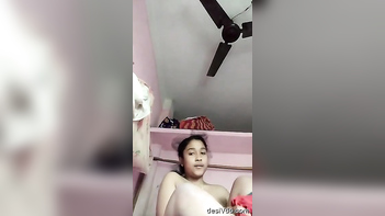 Desi Girl Flaunts Her Assets: Hot Look Desi Sex Show!