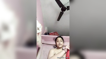 Desi Girl Flaunts Her Assets: Hot Look Desi Sex Show!