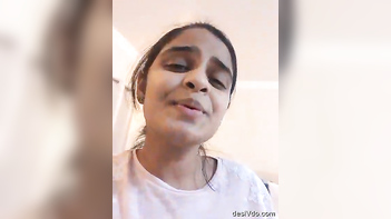 Desi Cutie With Killer Smile Flaunts Her Sexy Curves and Wild Side!