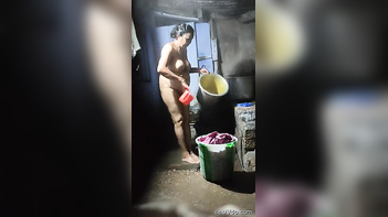 Sizzling Hot Indian Desi Bhabhi Bathing Video - Watch Now!