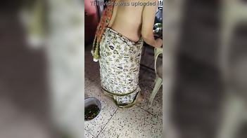 Explore the Desi Aunty's Sexy Style: See How She Moves Without a Blouse!