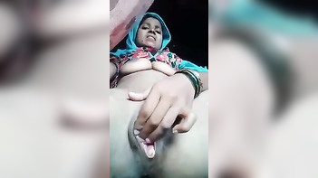 Unsatisfied Desi Wife Satisfies Her Starved XXX Pussy On Camera