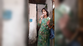 Desi Village Hottie Goes Wild with Banana - A Sexy XXX Cam Show!