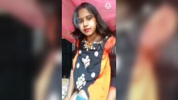Watch Now: Desi Wife Flaunts Her Sexy Body on Webcam - Unmissable XXX Video!