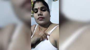 Racy Desi MILF in Provocative Poses: Watch This Steamy Home Video Now!