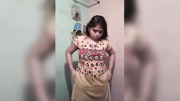 Uncensored MMS Clip of Overweight Desi Bhabhi Taking a Bath Goes Viral!