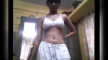 Sizzling Hot: Watch Amateur Indian Girl Tanisha S Strip Naked in Sexy Desi Sex Show!