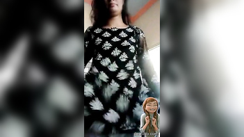 Desi Beauty: Pakistani Girl Exposing Her Curves and Flaunting Her Assets
