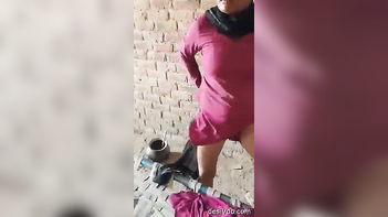 Desi Sex Scandal: Village People Catch Dewar Bhabhi In The Act!