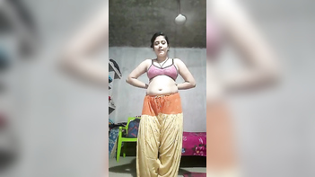Desi Girls Show Off Their Sexy Nude Selfies in MMS