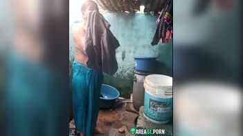 Indian XXX MMS: Topless Village Aunt Caught Bathing on Camera