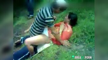 Viral Desi XXX MMS: Indian Aunty's Outdoor Jungle Fling with Two Local Men